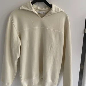 Weekday tröja - Tja, säljer den snygga weekday tröjan då den inte kommer till användning. Den är helt oanvänd och är alltså i nyskick. Tröjan är xs men sitter som S eller M! Skriv gärna om ni är intresserade🙄