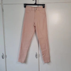 Rosa skinnyjeans  - Köpte för cirka 300kr men användes aldrig