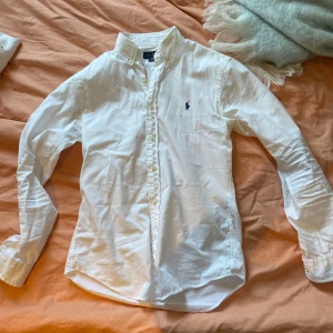 Ralph Lauren Skjort - Vit raulph lauren skjorta i riktigt fint skick. Slim fit passform å riktigt skönt material.  Mega grisch🔥😎 Skick: 8/10