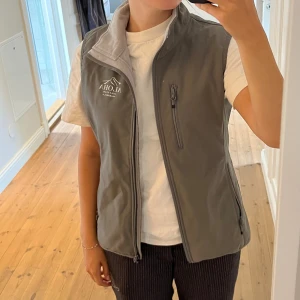 Snygg sportväst - Asnajs sportväst från Aloha Golfclub Marbella i mycket fint skick!