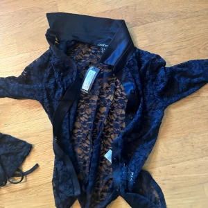 Spetsblus  - Helt ny spetsblus med trumpet-ärm.  Skriv vid fler bilder eller intresse 🖤