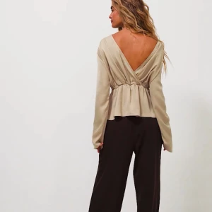 Blus na-kd  - Prislapp och paketering kvar! 