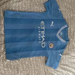 Manchester City tröja  - Tja! Säljer nu min Man City tröja, köpte den i somras och är så gott som ny, säljer den då den knappt kommer till användning, Storlek XS men passar S utmärkt. 
