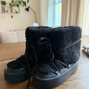 Supervarma och goa vinter boots. Perfekt med gummi sula för slaskigare väder. Från H&M. Ska efterlikna ”inuiikii”  Hann använda dessa ca 5 gånger i vintras, men passar nu inte mina fötter efter graviditet.  Storlek 35, upplever dessa stora i storlek!