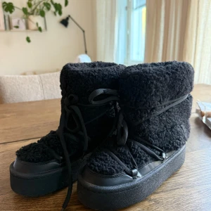 Vinterboots ”Inuikkii” liknande  - Supervarma och goa vinter boots. Perfekt med gummi sula för slaskigare väder. Från H&M. Ska efterlikna ”inuiikii”  Hann använda dessa ca 5 gånger i vintras, men passar nu inte mina fötter efter graviditet.  Storlek 35, upplever dessa stora i storlek!