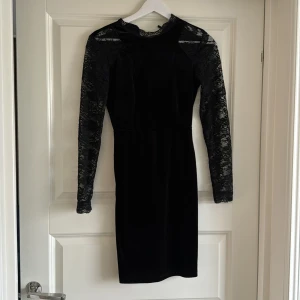 Svart sammet klänning med spets  - Använt en gång, fint skick, inga fläckar osv. 