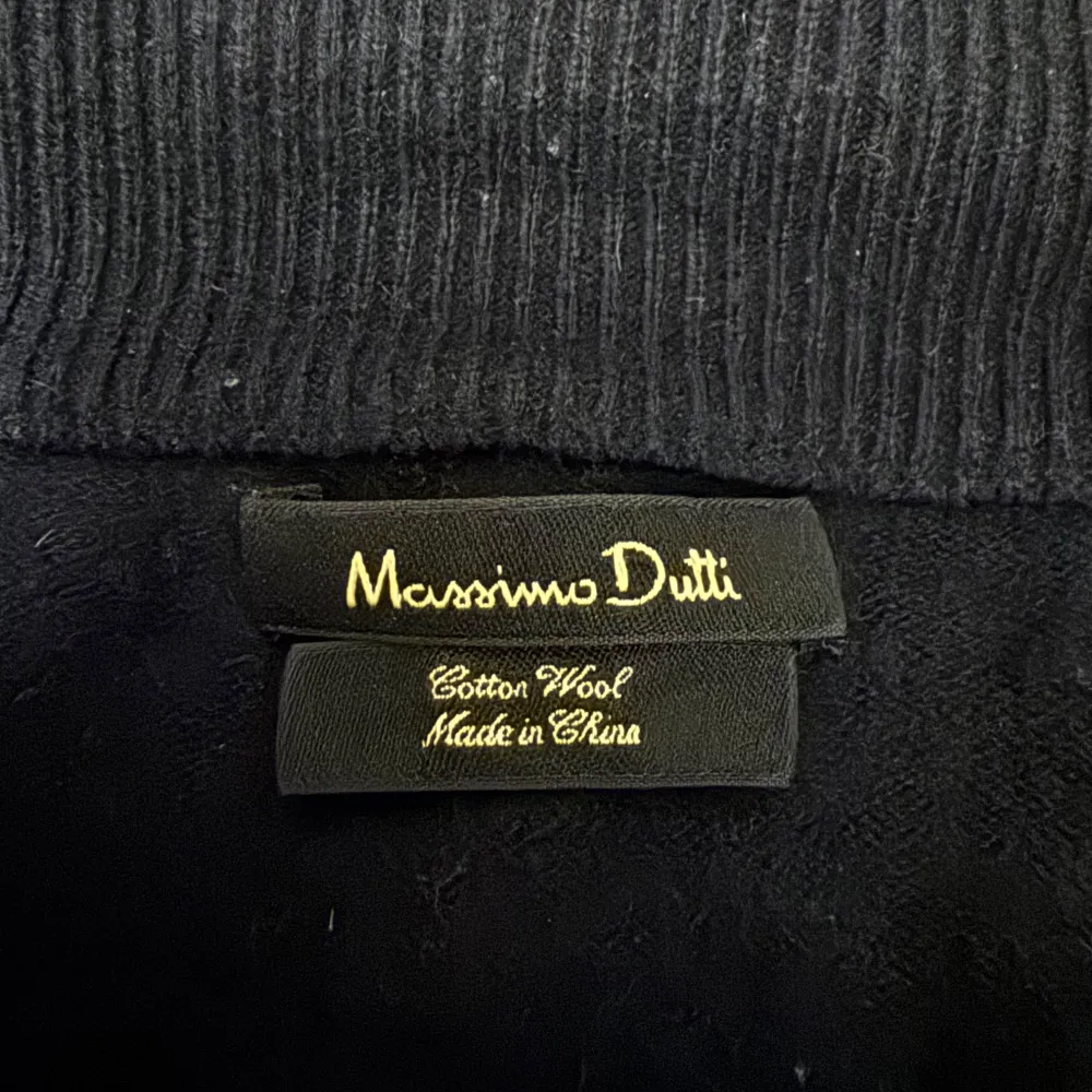 Tjena säljer nu en skit fett Massimo dutti full zip i storlek m. Oanvänd och inga defekter. Svår o hitta Skickar samma dag som köp t. Hoodies.