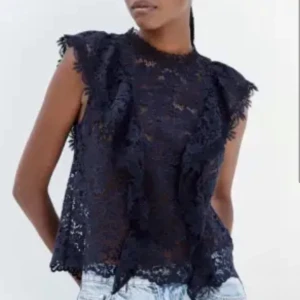 En marinblå blus  - En marinblå söt blus från zara. Storlek M. Använt ett fåtal gånger. Passar jättebra till fest och andra festligheter💗