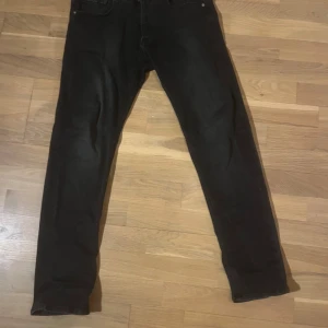 Svarta Replay Jeans - Ett par svarta Replay jeans, knappt använda o toppskick🙌🏼 Waist 31 och length 30