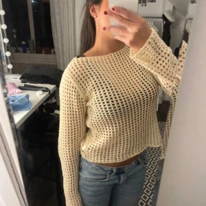 Krämvit hålig stickad tröja  - Helt oanvänd. I gott skick. Köpt på Urban Outfitters. Nypris 800 kr