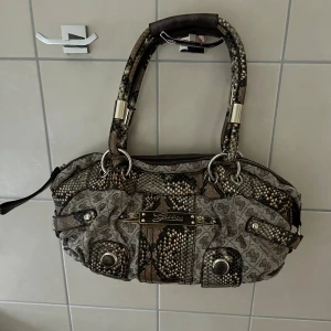Guess väska - Guess väska i fint skick, endast använd några par gånger