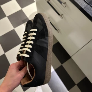 maison margiela liknande skor - maison margiela linande skor, köpt av en polare vill kolla intresset på dem. Helt oanvända och dem har storlek 42