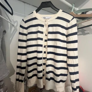 Kofta  - Säljer denna Zara topp, använd en gång, storlek s, köpt för 300