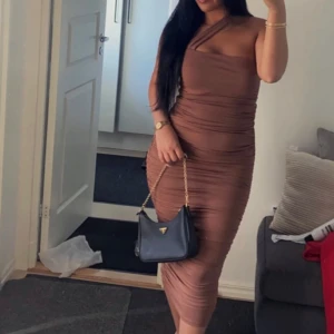 Set (kjol+topp) Beige/Brun - Använd 2 gånger. Väldigt bra skick!