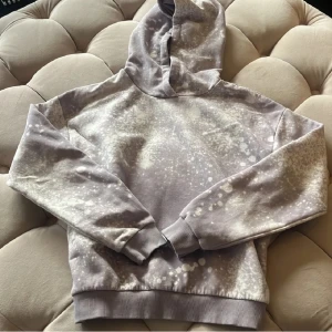 Lila hoodie - Säljer denna hoodie från KappAhl. Kommer inte till användning då den är för liten för hela familjen. Säljer ganska billigt då inte så många är intresserade. Prisförslag accepteras direkt.