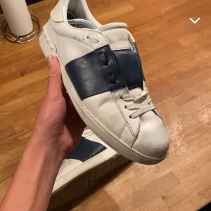 Valentino opens - Hej säljer mina fräscha valentino open i storlek 44 passar även 43. Säljer dom  pågrund av att jag är sugen på några andra skor. Skicket är 8/10. Inga stora defekter på   skorna. Priset är inte hugget i sten👍endast dustbag medföljer👍