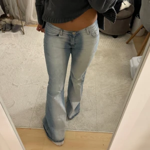 Lågmidjade utsvängda jeans  - Sjukt snygga och unika lågmidjade utsvängda jeans med såå cool tvätt❣️❣️