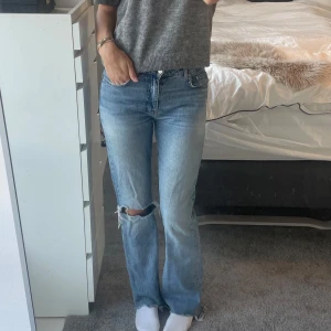 Jeans  - Skit snygga jeans men använder dem tyvärr inte längre! De är i storlek 38 och är i väldigt bra skick. Jeansen är ganska långa!🥰
