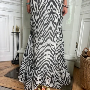 zebra långkjol - jättefin långkjol som är svart o vit i zebramönster, den har resår i midjan så passar många storlekar. jag är ca 172 cm, den går också att vika upp!