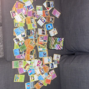 Pokémon kort - Otroligt många Pokémon kort. Andvänder inte. Skriv direkt vi kan diskutera priset
