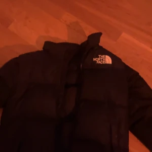 North face jacka - Svart North face jacka i strl barn XL men passar mig bra som vanligtvis är S/XS Som ny 