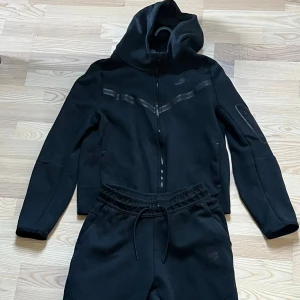 Nike tech fleece byxor  - Säljer detta Nike tech fleece byxor eftersom jag har köpt ett par nya , bra skick , storlek 158-170 , köpt på JD sports