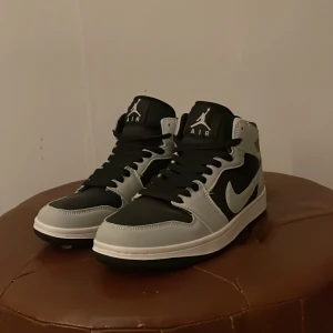 Jordan 1’s grey - Nike box ingår ej tyvär och inte kvitto heller men ändå rätt så feta, aldrig använda, känns mindre än sin riktiga storlek
