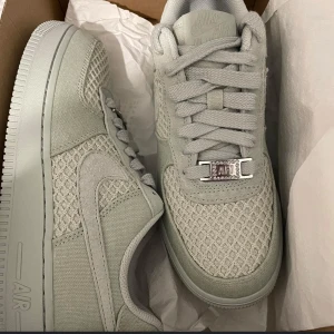 Nike Air Force 1 Low Grey Mesh (women) - Nya skor som är köpt och oanvända. Dom var inte rätt storlek därför ska säljas. Storleken är 37.5 💞  Prisen kan diskuteras vid snabb affär