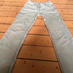 Lågmidjade jeans  - Jätte snygga lågmidjade jeans i en snygg ljusblå färg. Säljer pvg att dem är lite för små för mig. Dem är väldigt lågmidjade och har snygga fickor. 💕 pris kan diskuteras 