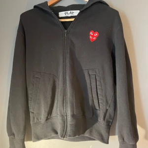Cdg Hoodie - Cdg hoddie i fint skick, storlek S. // hör av dig vid minsta fråga elr fundering, Victor