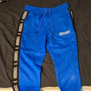 Hoodrich byxor - Hopdrich byxor i storlek M, texten är lite sönder och det finns en skada på högra benet. Priset ej hugget i sten