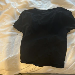 Croppad t shirt - Lite längre croppad t shirt från hm diveded 