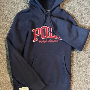 Ralph lauren hoodie - En mycket fin och snygg hoodie från Ralph lauren. Köpt för några månader sedan på nypris men aldrig kommit till användning:/ Storlek L men passar mig perfekt som 188🙂 Skick 9,5/10! Vid övriga frågor, tveka inte att skriva privat😊