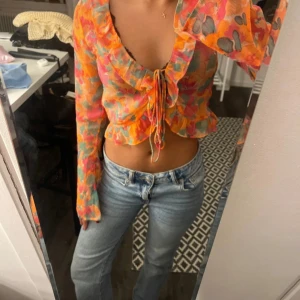 Färgglad långärmad topp med volang ärm  - Färgglad långärmad topp med volangärm. Nyskick. Köpt på BIKBOK.