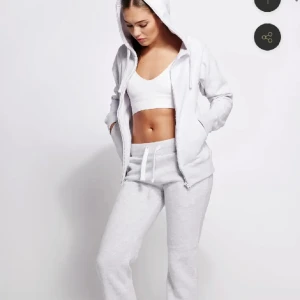 Byxor ifrån russemerch  - Säljer dessa gråa mjukis byxor i storlek S ifrån russemerch, använda fåtal gånger. Nypris 500, mitt pris 400kr