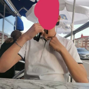 Vit pikétröja - Här har vi en vit Hugo Boss  piké med krage hade inga fler bilder på den med de är bara att be om de jag kan ej frakta men kan mötas upp inom hallan (Byte kan ske) kommer överens om pris privat