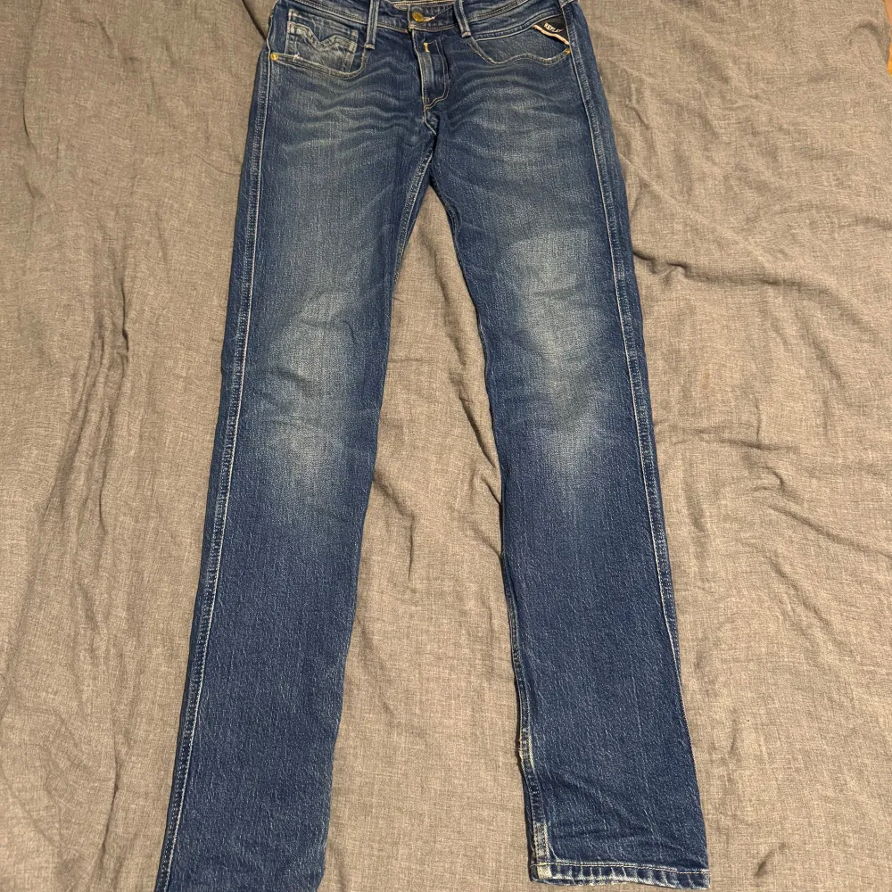 Ett par riktigt feta replay anbass jeans. Storleken är W29 L32 och de är i riktigt bra skick 9/10. Priset är inte hugget i sten och han på bilden är 182 cm lång.. Jeans & Byxor.