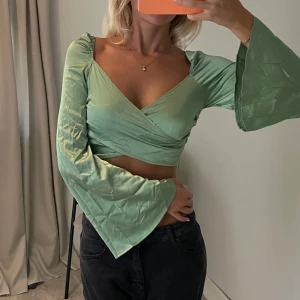 Grön topp i siden  - Säljer en superfin grön kroppad topp från Cider. Helt ny (lappen sitter kvar) storlek S💚💞