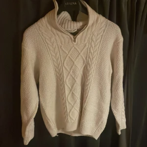 Stickad tröja - Bra skick,men lite sliten vid kanten där nere.