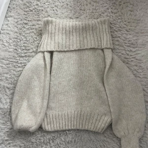 Stickad off shoulder tröja - Fint skick, använt 1 gång storlek S