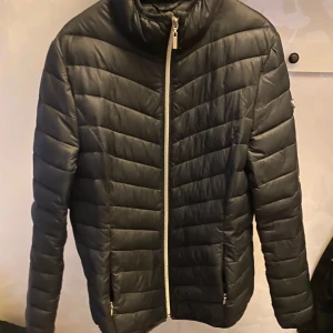 Svart tunn täckjacka höst/vår - En svart tunn vår/höstjack. Str 36