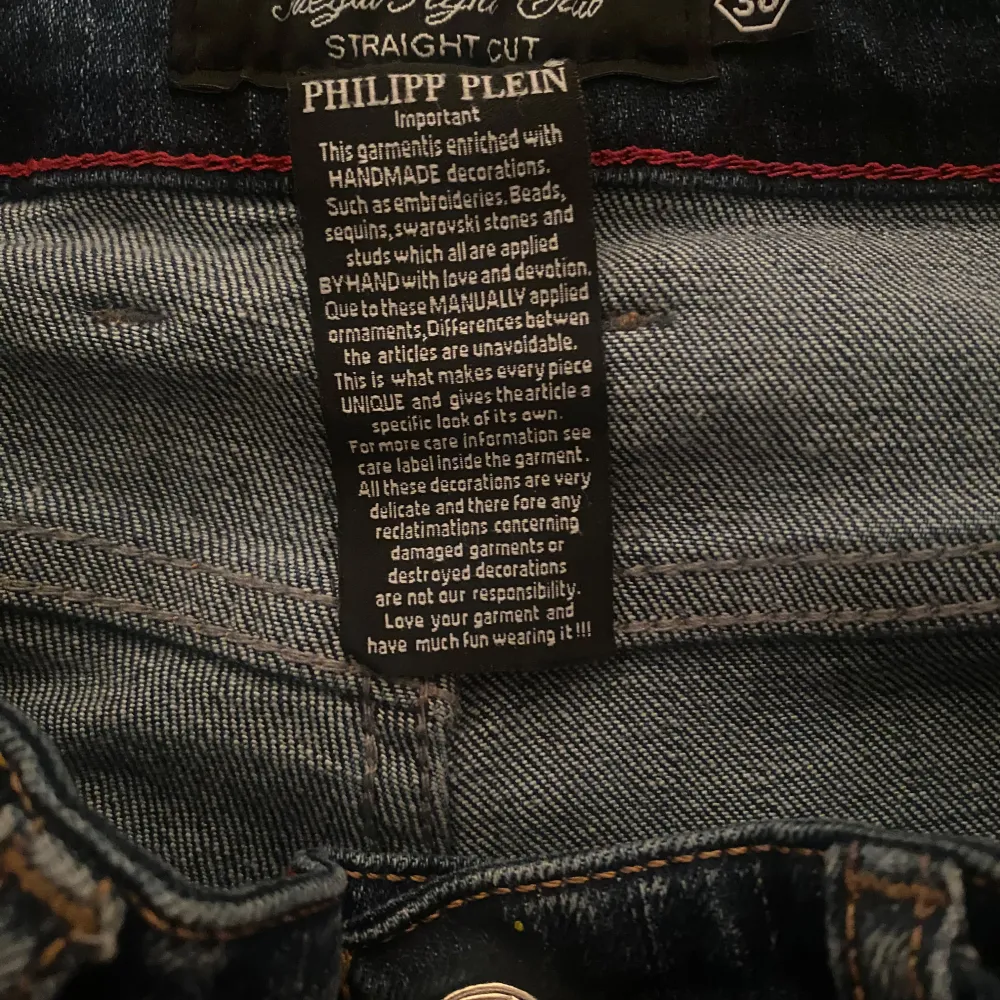 Väldigt fina jeans, med ett väldigt bra skick!💯 Mörk blåa jeans med massa små detaljer, i märket Philipp Plein. Bästa kvalitet på jeansen som är tillverkade i Italien🇮🇹. Ny Köpta för 3400kr. Men eftersom kvitto saknas så säljer jag dom för 2000kr.. Jeans & Byxor.