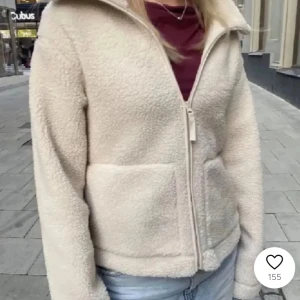 Hm teddyjacka - Super eftertraktad vara från jm, som är slutsåld!! Har även i grön och brun, skir för intresse vid de färgerna. Pris går att diskuteras vid snabb affär!!🩷🩷TRYCK PÅ KÖP NU FÖR ATT PAXA VARAN!