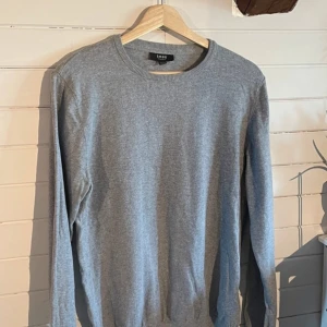 Smog tröja - Säljer nu denna tröjan som jag nästan aldrig har använt. Skick 10/10.