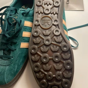 Adidas Broomfield sneakers i grönt - Säljer ett par snygga Adidas Broomfield sneakers i grönt mocka med klassiska  ränder. en bekväm passform. Perfekta för både vardag och fest! Hör av vid frågor. MVH M.sellout1337