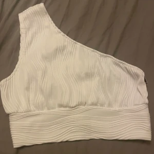 Snygg fest topp - Snygg fest topp!! Använd endast en gång, dragkedja på sidan! 🩷