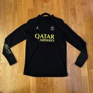 PSG x Jordan Tröja - Säljer denna tröja pga ingen användning. Den är använd cirka 10 gånger. Säljer tröjan för 400 eftersom att den inte säljs mer & är i bra skick. 