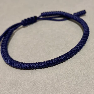 Blått armband  -  Helt nya armband som är snygga  och sköna och passar allla 