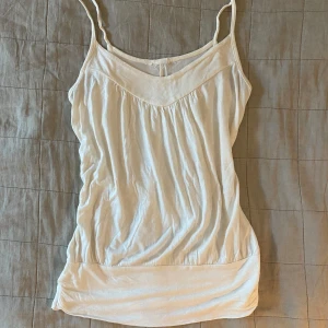 Vit topp - Vit fin topp i mycket bra skick och strl xs 💗