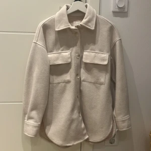 H&M jacka/kofta - En jacka/ kofta från H&M i färgen ljus beige. I storlek xs